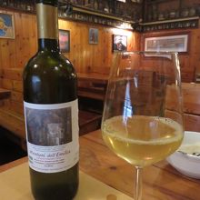 スタッフさんお勧めのフェッラーラ産の白ワイン