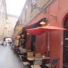 カテドラルの裏通り・・左側がカテドラルの建物です