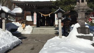 那須温泉湯本に第34代舒明天皇の御代、狩ノ三郎行広が白鹿を追い求め、谷に湧く温泉を発見し神社を建立したとのことです。