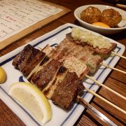 綺麗なお座敷の店内でもつ焼きを