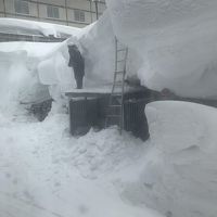 休暇村の路線バス停留所・雪下ろしが大変そうでした