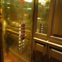 エレベータも昔の造り