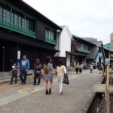 出島の中央の道。ドラマなどで見るシーン。