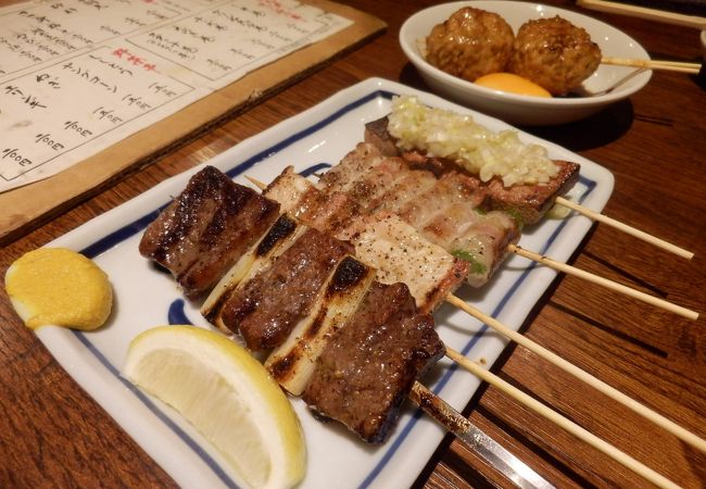 綺麗なお座敷の店内でもつ焼きを