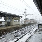 駅には観光案内所、ホームでは地元野菜を売っていました。