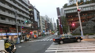 繁華街のごく普通の道