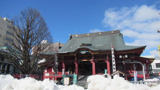 大きな赤い本堂が印象的なWELCOMOな雰囲気のお寺