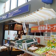 到着ロビーを出た所にある売店