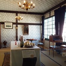 畳の上に、カーペットとテーブル。窓や壁紙も洋風。