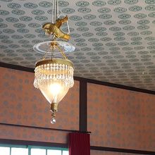 天井のシャンデリアは、かつては蝋燭を入れて使っていた模様