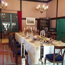 和と洋の食材が混在する当時のメニューを復元している。