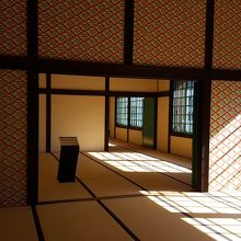 広い和室に広い洋窓。とても居心地が良くて、昼寝をしたくなる。