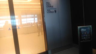 静かに過ごせるラウンジ