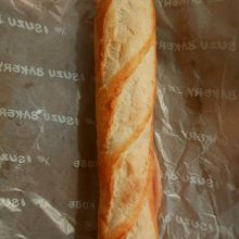 サンドイッチ用のパンに中にはチーズとハム。シンプルです。