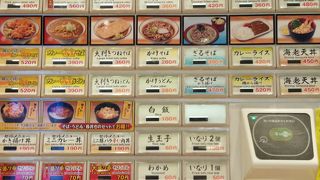 乗り換え時のちょっとした食事に便利