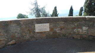 オルチャ渓谷を望む