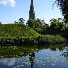 池にも映し出される、聖アルバニ教会