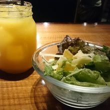サラダ、ドリンク(オレンジジュース)