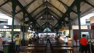 高層ビル街の中のホーカーズ