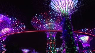 無料のライトアップショーはきれい