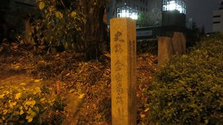 小さな祠のように植栽されていました。