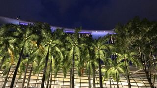 プロムナードを１段降りたところで見ると水しぶきがかかります