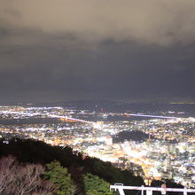 夜景は一方向しか開けていませんが綺麗です。