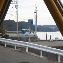 バス停に停車中のバスです