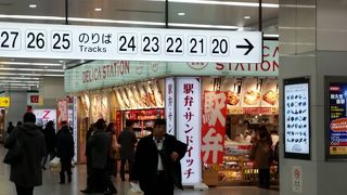 新幹線改札内。ホームの売店よりも広く買い物しやすいです。