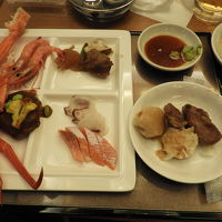 夕食です。蟹食べ放題ですが。味は今一です。