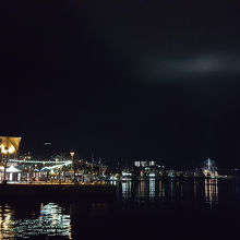 夜景も綺麗だが、この直後に雷が来て翌日も海が荒れた