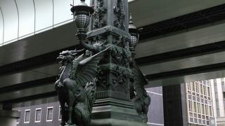 青銅製照明灯に施された彫刻が精密