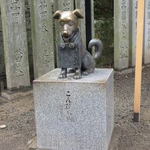 こんぴら狗の銅像です。新しい感じです。