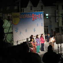 ミス駒子ステージ上で何かしています