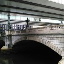 石造りの二連アーチ型の橋で、とても重厚です