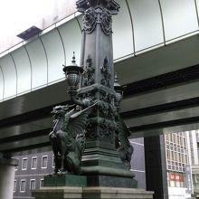 青銅製の照明灯の麒麟像が見事です