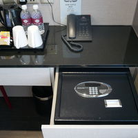 セイフティーボックス、机の引出の中。