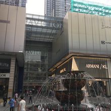 目の前にはオブジェも