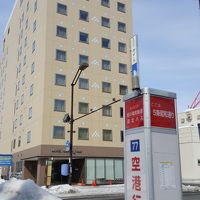 向かいのバス停から空港行きがあります