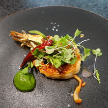 金華ハム/大海老  金華ハムは1ミリのさいの目切りでスパイス