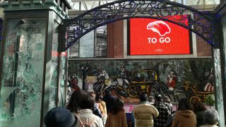 駅直結でショップ充実。両替店もあるため外国人も使えるショッピング街。