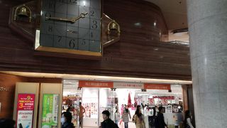 店内は広いが、食品売り場は混雑しすぎ。