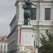 王宮とOperaの間の広場でフェリペ四世や中世以前のスペイン王像が林立