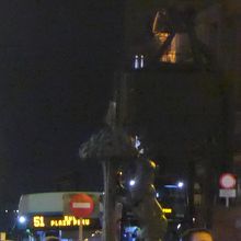 人込みに囲まれたクマとサクランボの木の像