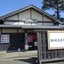 ここが入口。　目の前が稲取の港です。