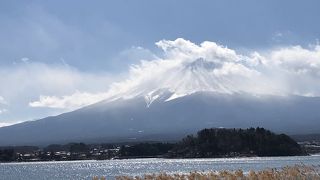 河口湖越しに富士山を見ることができるスポット