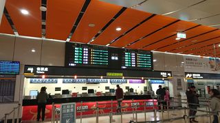 高鉄、台鉄、MRTの乗り換えができる便利な駅。