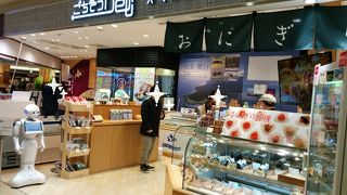 朝食におにぎりとコロッケを購入しました