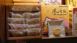 キティちゃんの形をしたパイナップルケーキ！