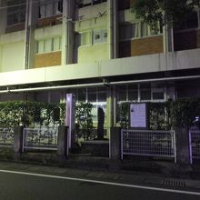 校舎と裏通りの隙間に。